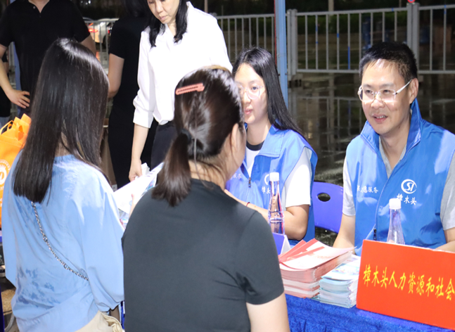 （樟木頭）莞聘夜市 促進就業——2024年樟木頭鎮重點群體就業服務專場招聘會圓滿開展